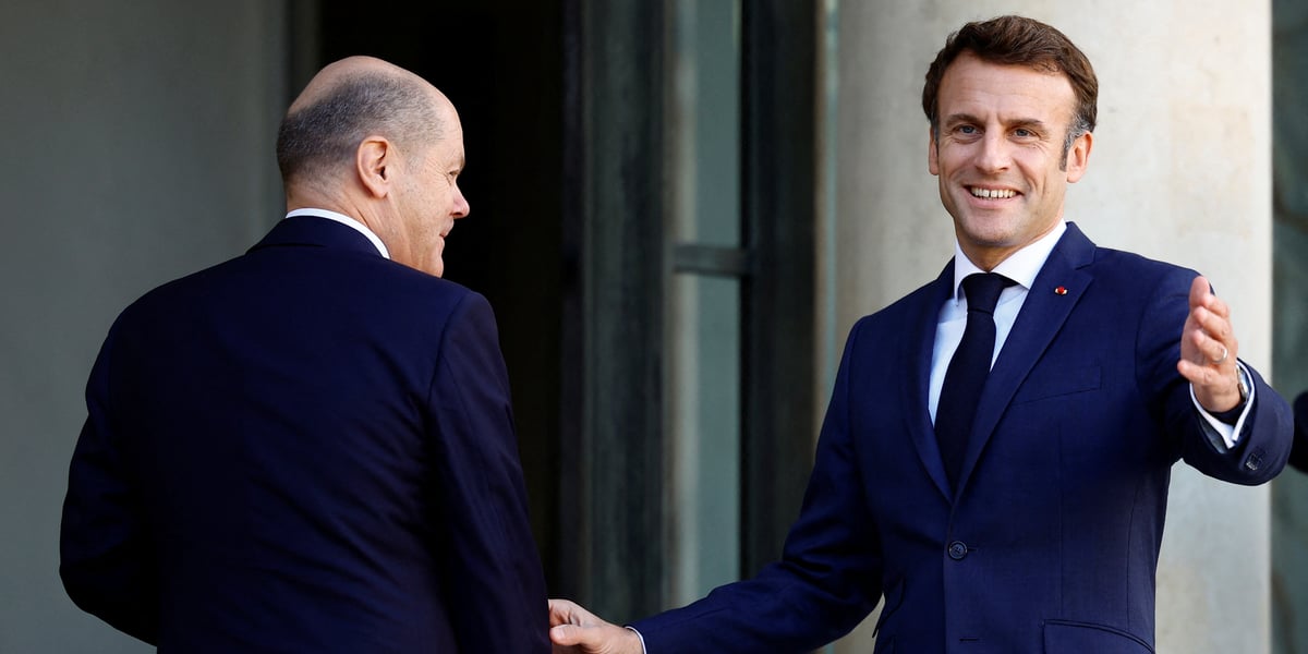 Le president francais emmanuel macron accueille le chancelier allemand olaf scholz  a l'elysee a paris