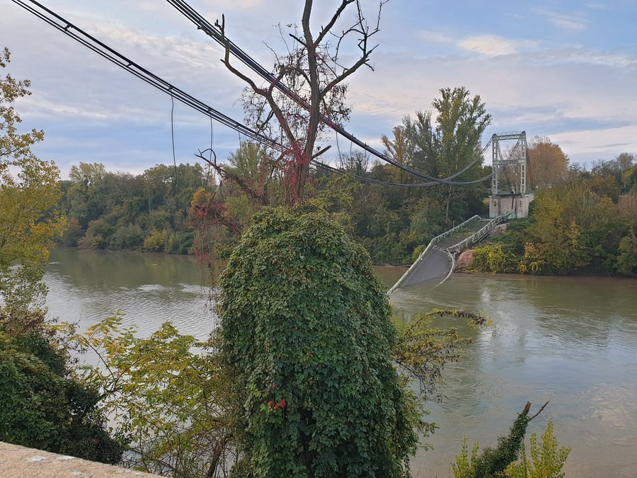 Un pont s'effondre, une adolescente tuee, au moins un disparu