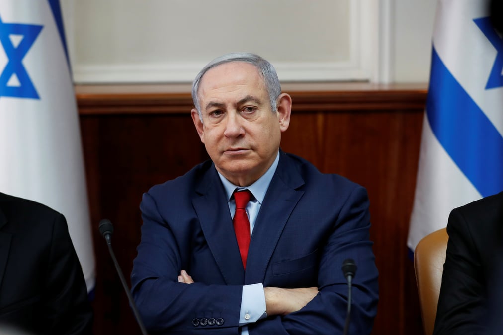 Netanyahu previent qu'israel repliquera avec force a toute attaque