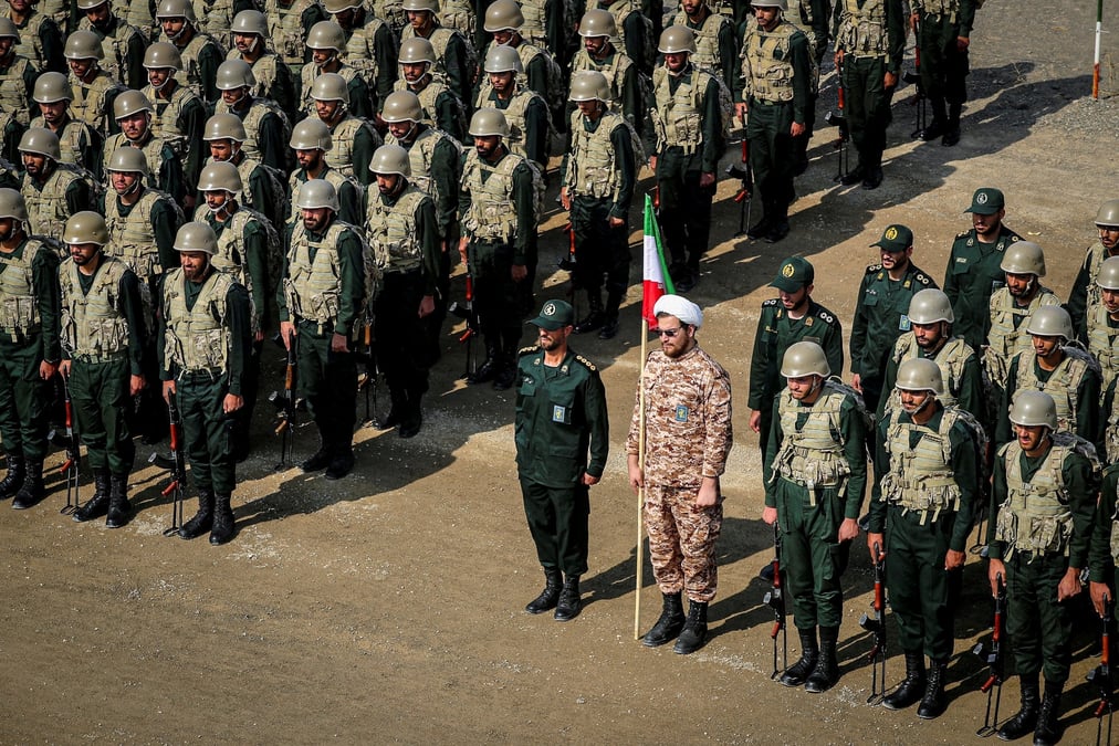 Des membres du corps des gardiens de la revolution islamique (irgc) assistent a un exercice militaire dans la region d'aras