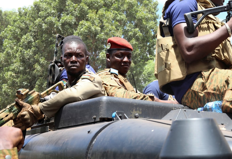 Capitaine ibrahim traore, president de transition du burkina faso, est escorte par des soldats  un vehicule blinde a ouagadougou, burkina faso