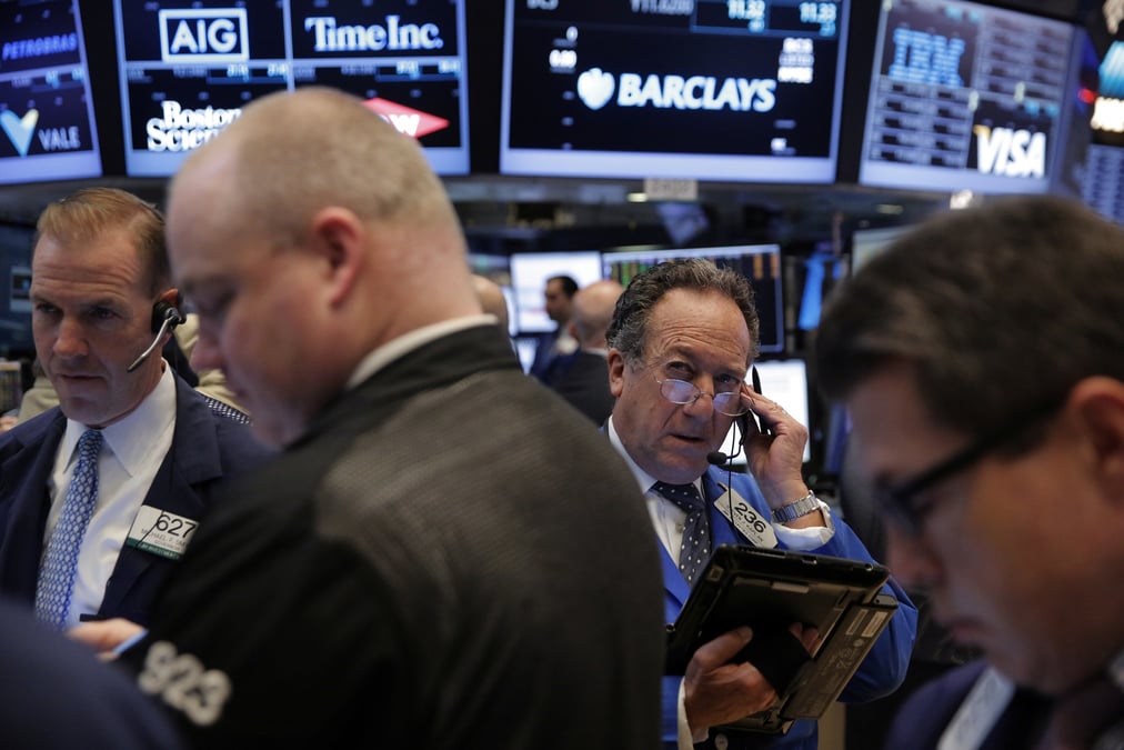 Des traders travaillent a la bourse de wall street