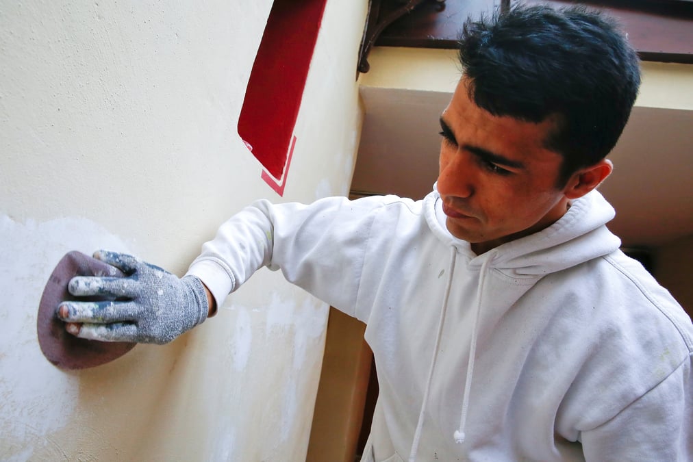 Un apprenti peintre, originaire d'afghanistan, travaille sur un chantier de construction a regensburg