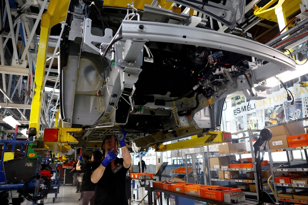 Des employes travaillent sur la chaine de montage automobile des vehicules renault trafic