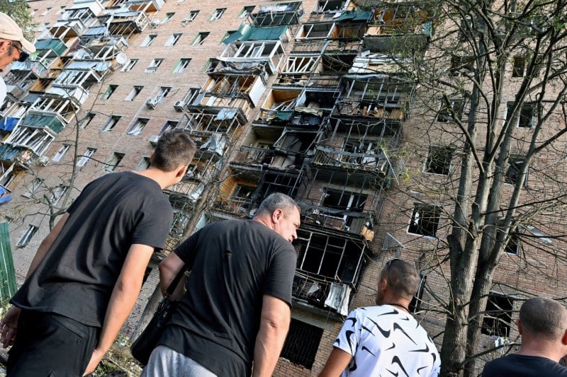 Immeuble residentiel qui, selon les autorites locales, a ete touche par des debris d'un missile ukrainien detruit lors du conflit entre la russie et l'ukraine, a koursk