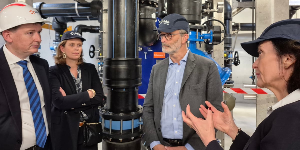 Le 11 avril 2025, dans le local-source du réseau de thalassothermie de La Grande Motte : le préfet François-Xavier Lauch, la directrice régionale de l'Ademe Céline Vachey, le directeur régional Méditerranée de Dalkia Fabrice Tenneson, et la P-dg de Dalkia Sylvie Jéhanno (de gauche à droite).