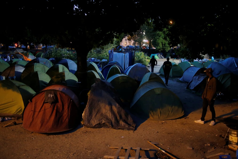 Migrants evacues d'un square dans le centre de nantes