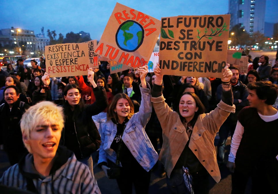 Des centaines de milliers de jeunes mobilises pour le climat a travers le monde