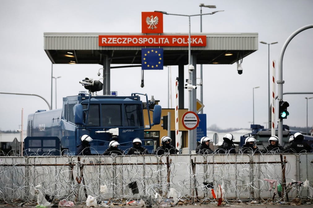 Des migrants tentent toujours d'entrer depuis la bielorussie, dit la pologne