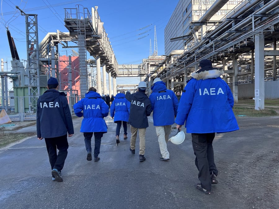 Des membres de l'aiea visitent la centrale nucleaire de zaporijjia, en ukraine