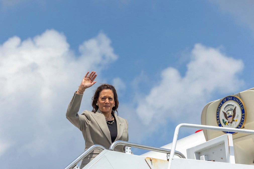 Usa asepresident kamala harris astub air force two pardale, kui ta lahkub pope'i sojavae lennuvaljalt parast kampaaniat fayetteville'is, pohja-carolinas, usas,