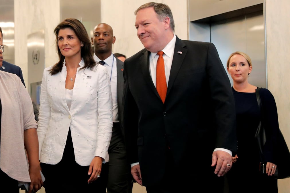 Le secretaire d'etat americain mike pompeo et l'ambassadrice des nations unies nikki haley se rendent a pied au point de presse au siege de l'onu a new york.
