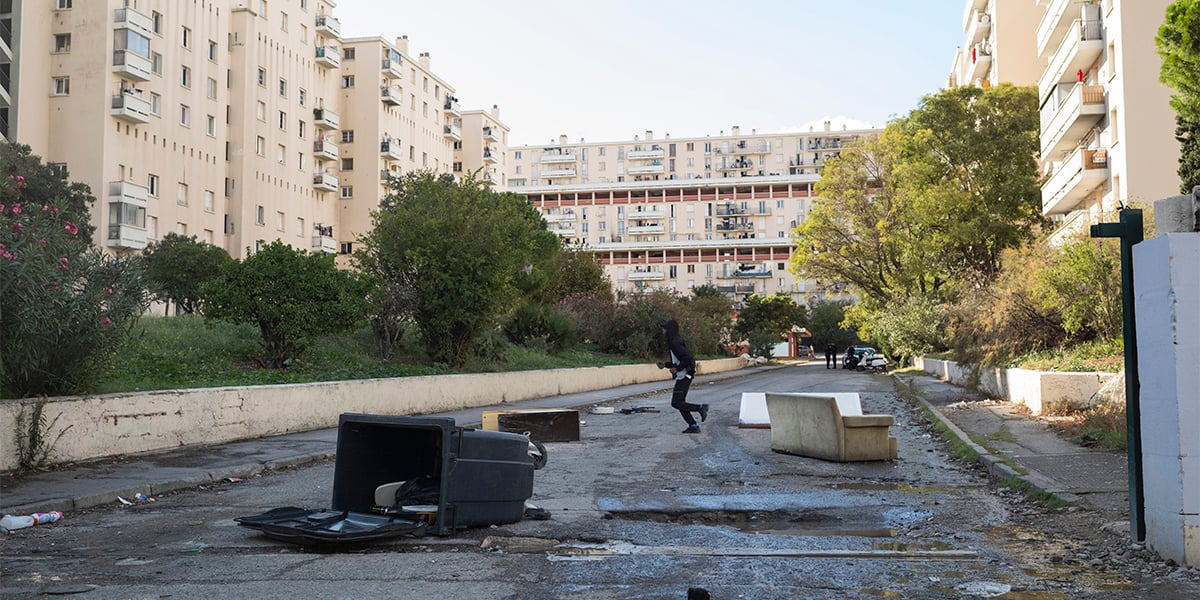 À Marseille, dans le quartier des Rosiers, des adolescents sont enrôlés par des dealers pour faire le « sale boulot ».