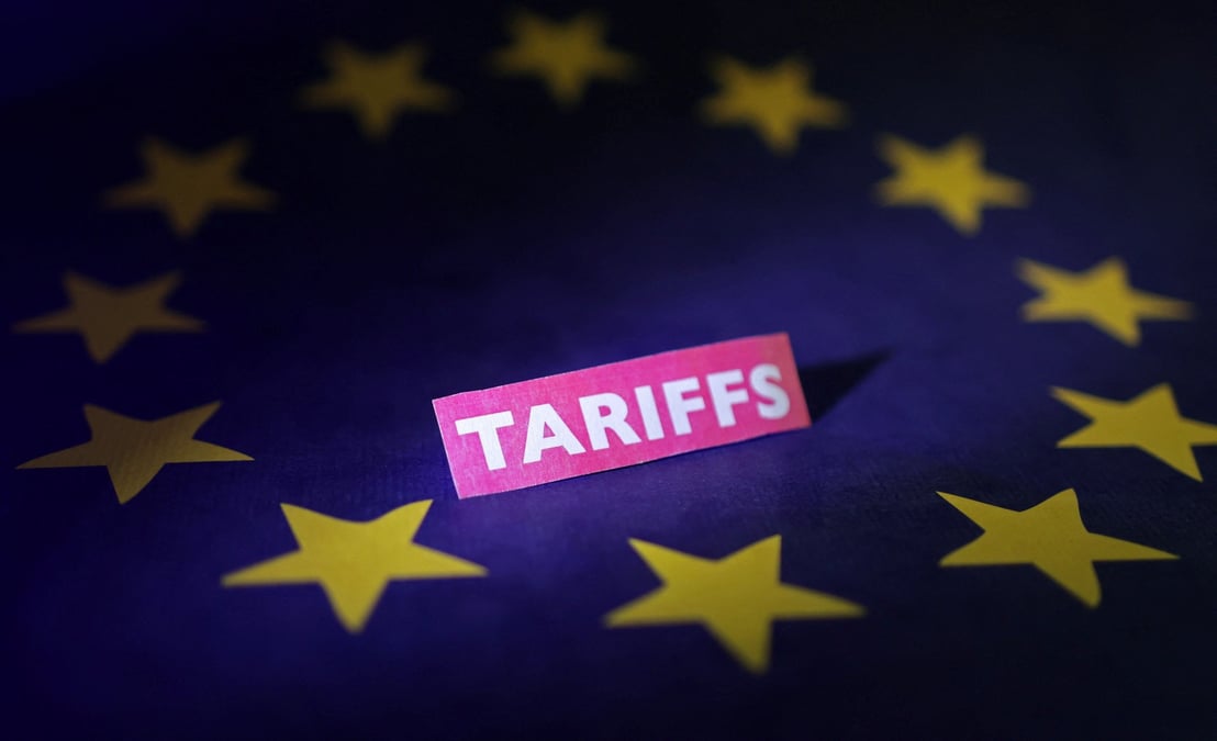 Les grandes lignes de cet accord porteraient sur des droits de douane américains de 10 % sur les importations européennes avec des exemptions sur l’aéronautique, les alcools et les produits cosmétiques.