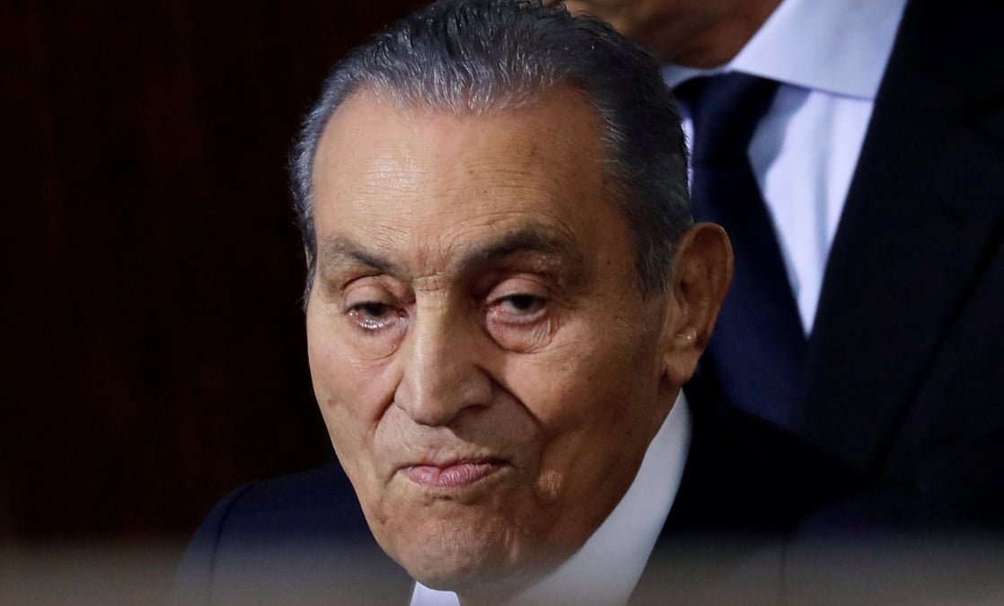 Hosni moubarak temoigne au tribunal face a l'accuse mohamed morsi