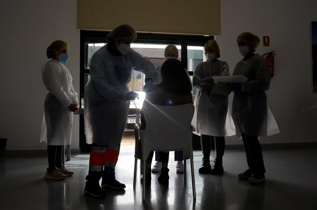 L'espagne recense 8.341 nouveaux cas et 329 deces