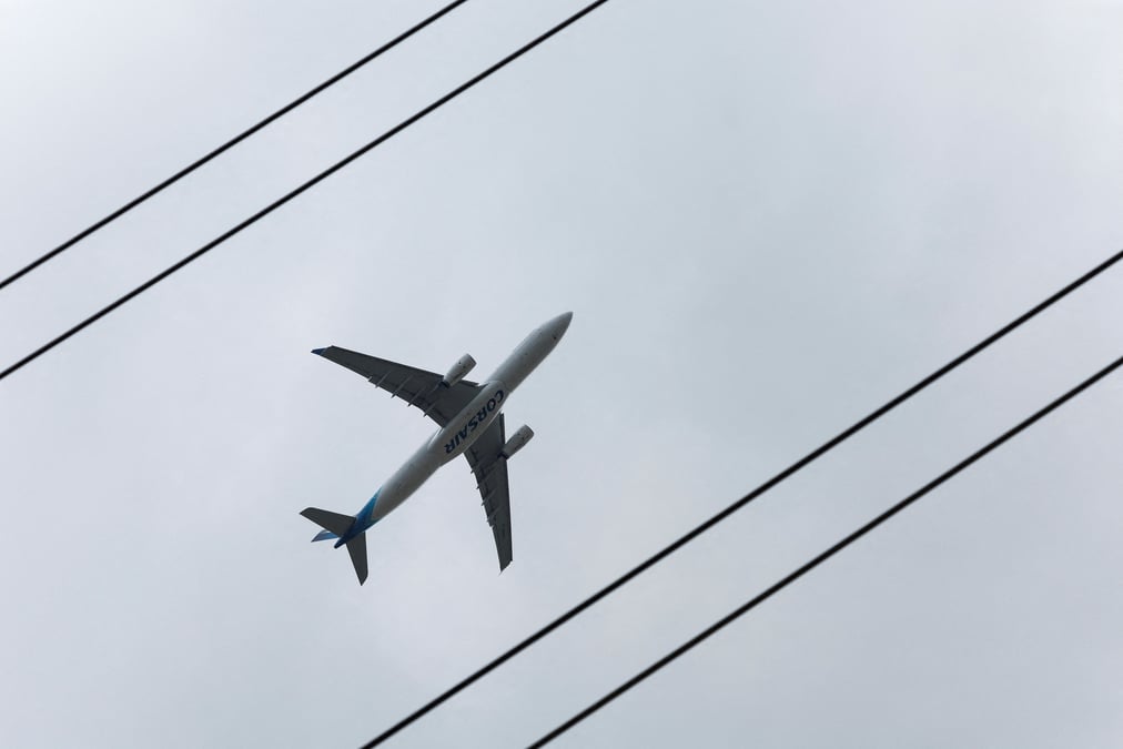 Un airbus a330 survole des lignes electriques en france
