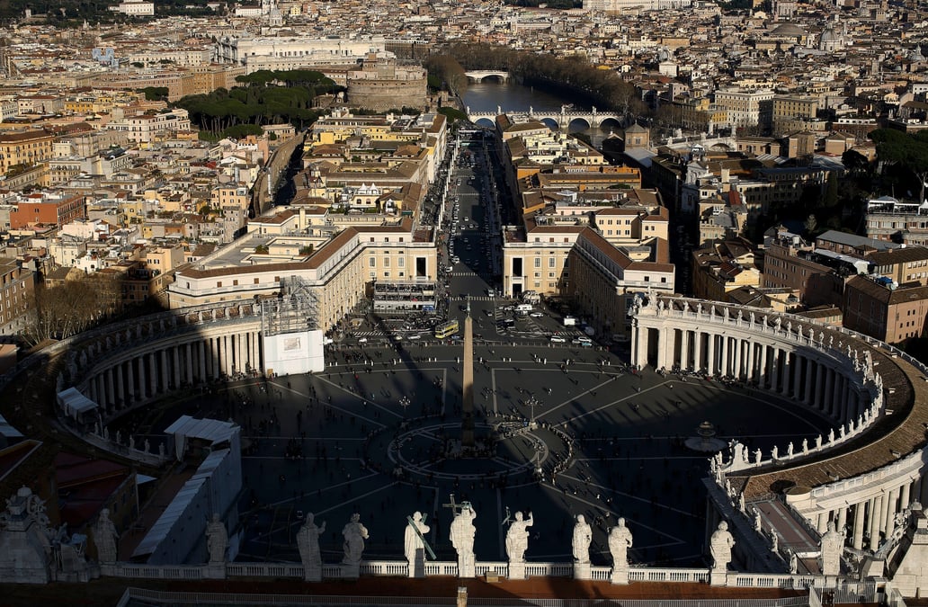 Vue generale de la place saint-pierre et de la ville de rome depuis la basilique saint-pierre au vatican