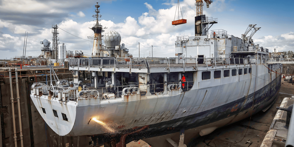 L'ex-Meuse est découpé en petits morceaux au sein du port de Bordeaux. 98 % de ses plus de 7.000 tonnes de matériaux seront recyclés.