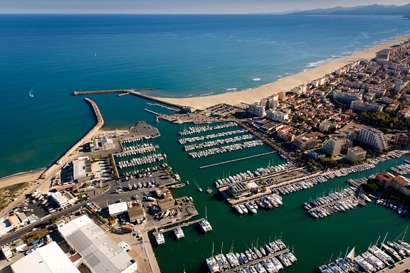 Sur le littoral catalan, un bus circule tout l'été pour ramener les saisonniers vers Perpignan après leur service du soir, passant par Argelès-sur-Mer, Saint-Cyprien, Canet-en-Roussillon (photo) et Banyuls-sur-Mer/Collioure.