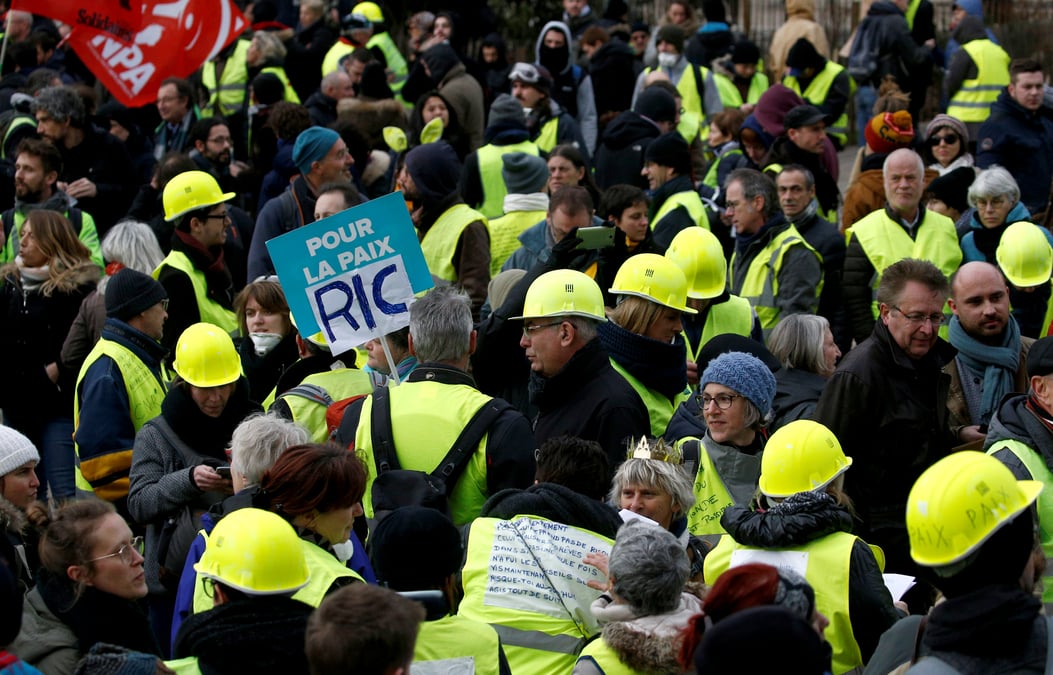 Defiles de "gilets jaunes", tensions place de l'etoile