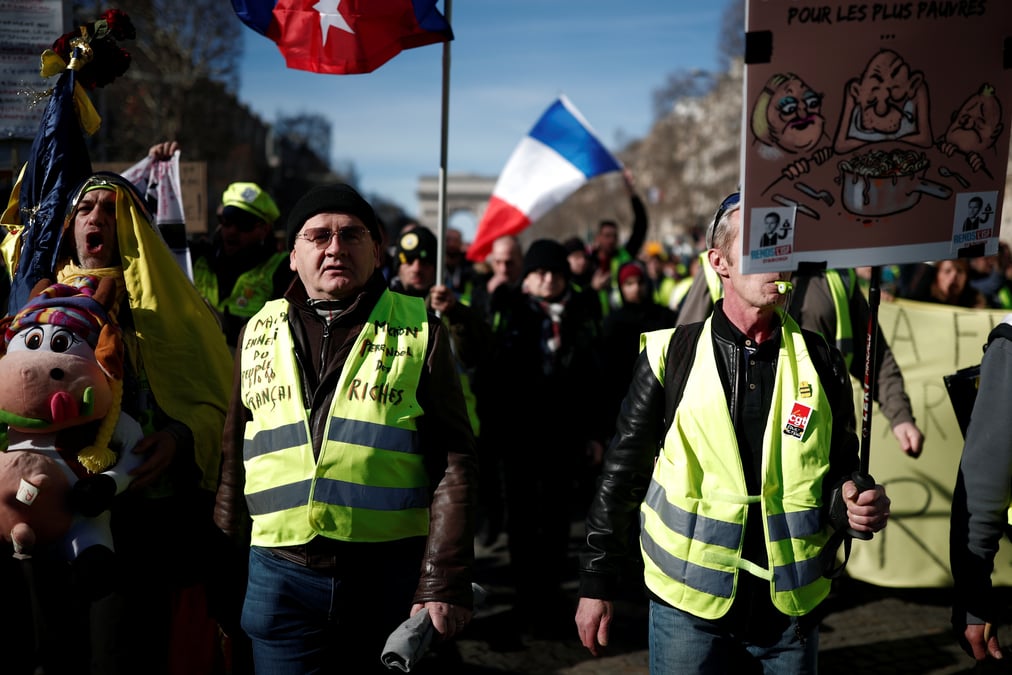Des "gilets jaunes" marquent trois mois de contestation a paris