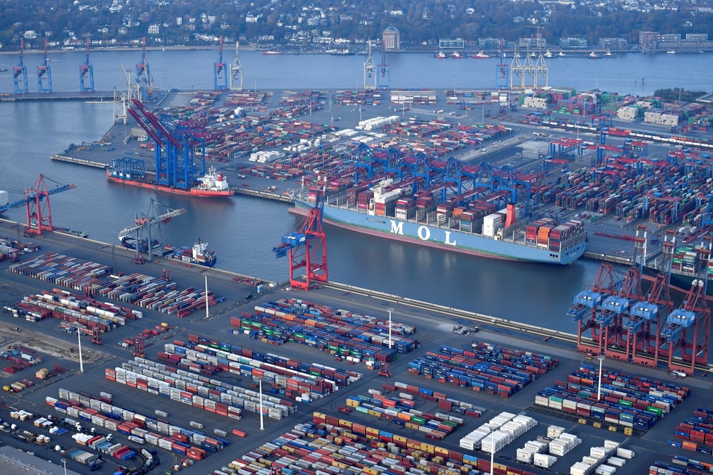 Photo d'illustration : le port de Hambourg, plus grand port de commerce d'Allemagne, et troisième d'Europe.
