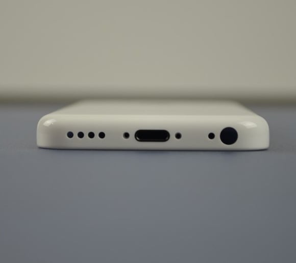 La partie basse de l'iPhone 5C avec la connectique pour le casque et le chargeur