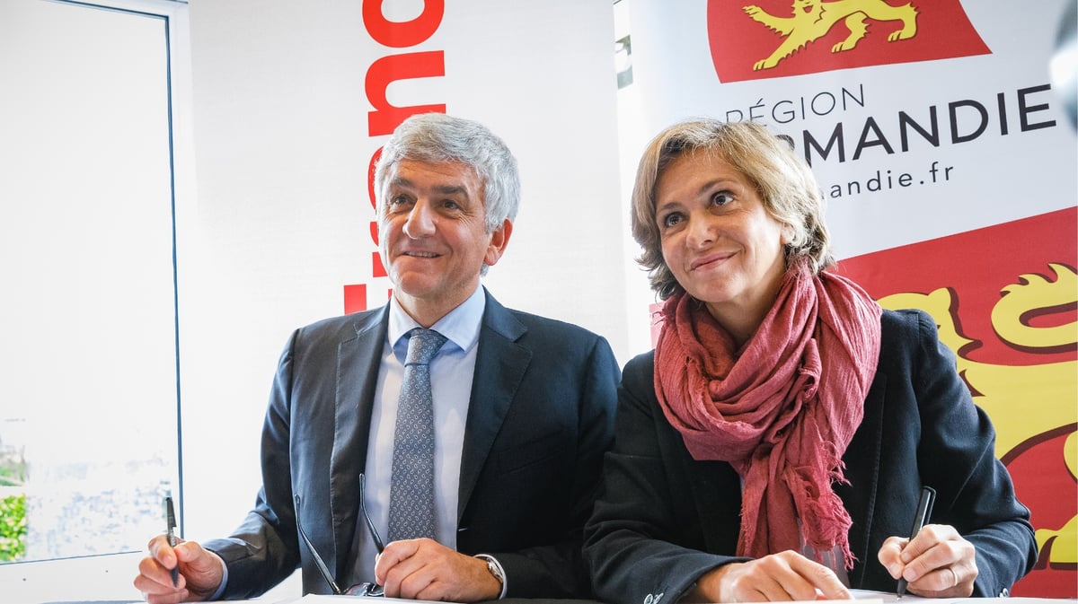 De gauche à droite: les présidents des conseils régionaux de Normandie Hervé Morin et d'Île-de-France Valérie Pécresse