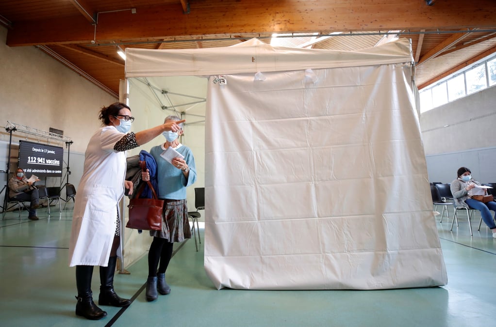 Coronavirus: la france va annoncer l'acces au rappel vaccinal pour tous les adultes, rapportent les medias