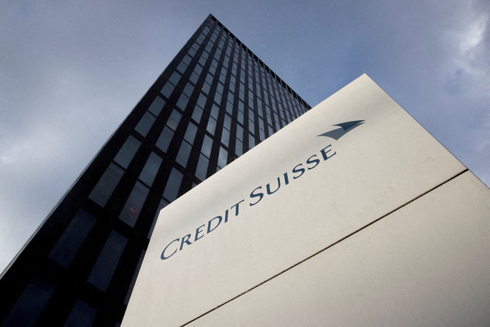 Photo du logo de credit suisse devant un immeuble a zurich