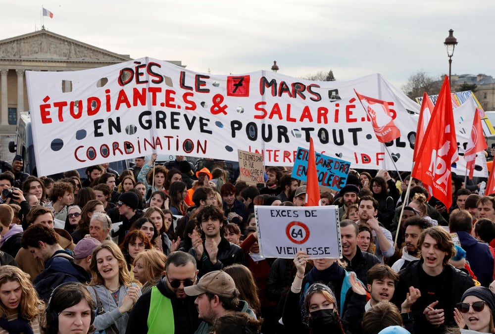 Des manifestants se rassemblent pres de l'assemblee nationale apres que la premiere ministre elisabeth borne a annonce le recours a l'article 49.3 pour faire passer le projet de loi sur la reforme des retraites