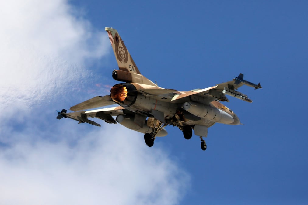 Un avion de chasse israelien f16 a la base aerienne militaire d'ovda, dans le sud d'israel
