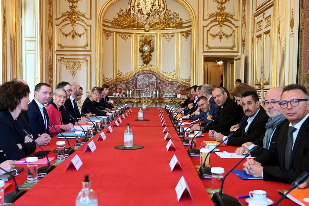 La premiere ministre borne rencontre les syndicats francais sur la reforme des retraites a paris
