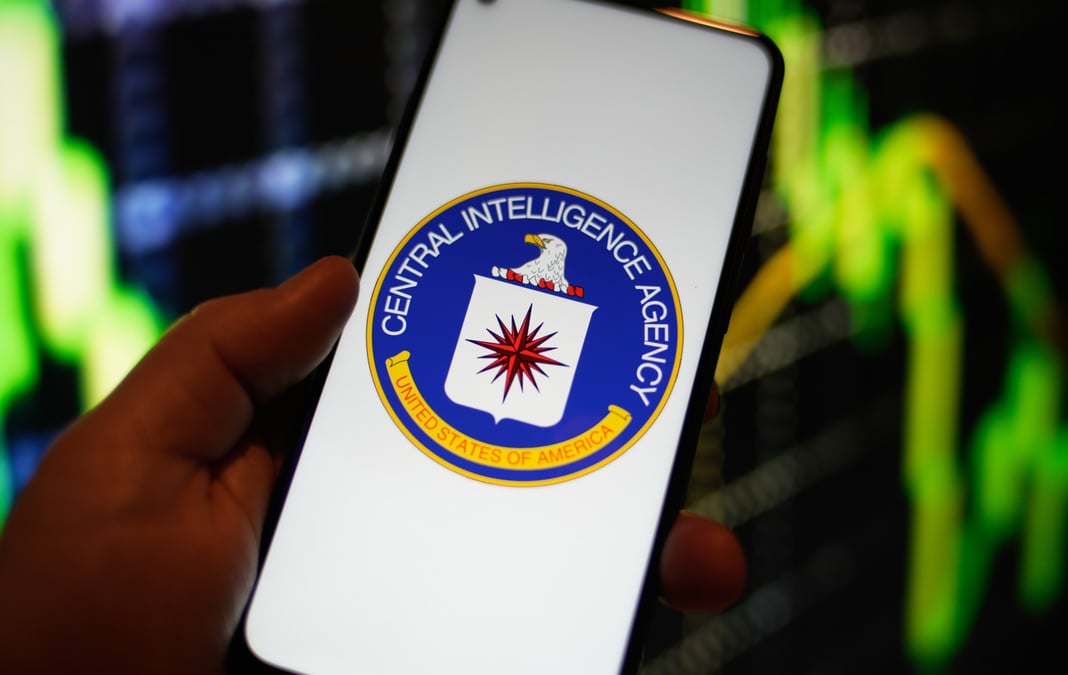 Zeng se serait lié d'amitié avec un agent de la CIA en poste à l'ambassade des Etats-Unis à Rome. Il l'aurait convaincu de fournir des « informations sensibles sur l'armée » chinoise.