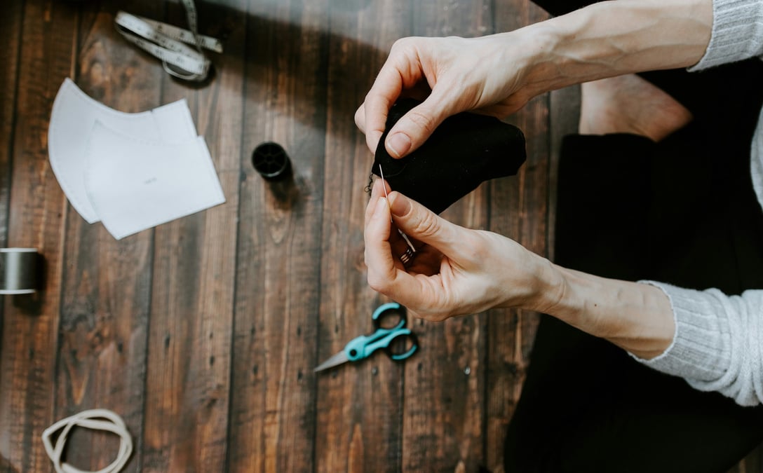 Repriser ou personnaliser nos vêtements nous aide à les porter plus longtemps et à accroître leur durabilité émotionnelle par un phénomène d’attachement