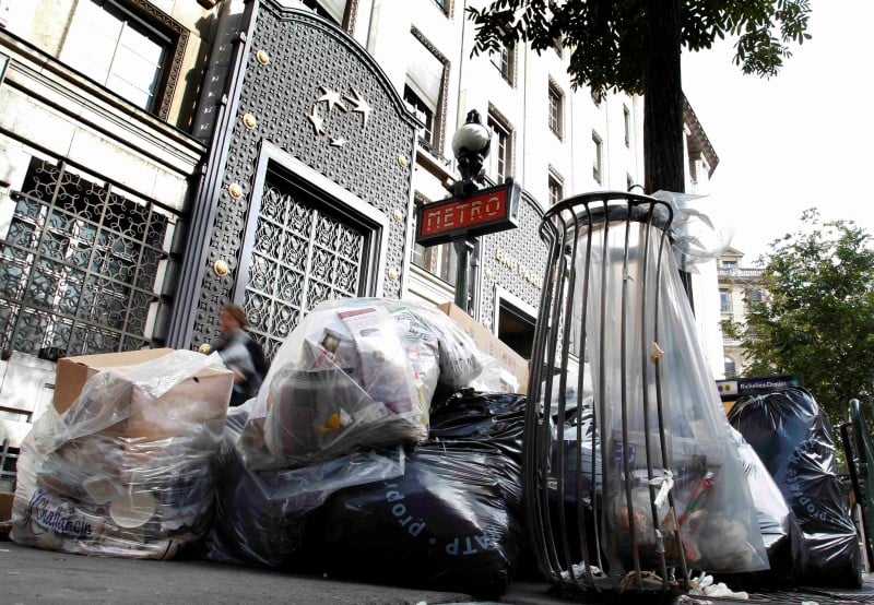 Les eboueurs poursuivent leur greve a paris