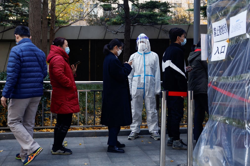 Des gens font la queue a pekin pour passer un test de depistage du coronavirus