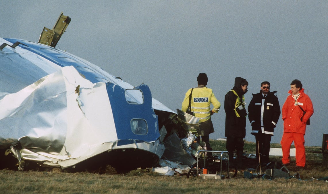 Photo d'archives des enqueteurs ecossais sur le site de l'attentat a la bombe contre le vol 103 de la pan am a lockerbie en 1988