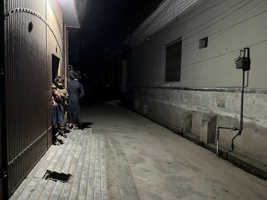 Des enfants apres un tremblement a peshawar, au pakistan