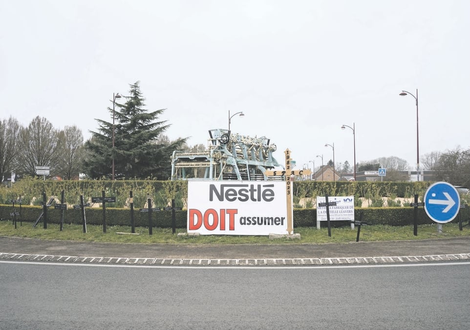 En mars 2023, l’usine Buitoni de Caudry est mise à l’arrêt. En signe de protestation, les salariés plantent des croix à leur nom autour d’un rond-point.