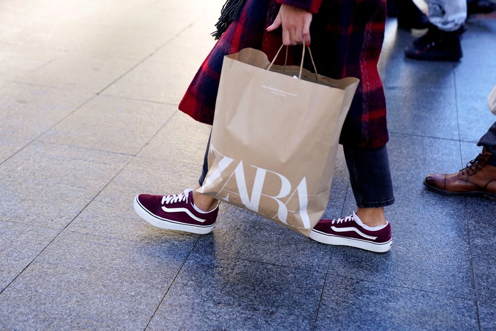 Photo d'archives: une cliente porte un sac du magasin de vetements zara a bilbao, en espagne