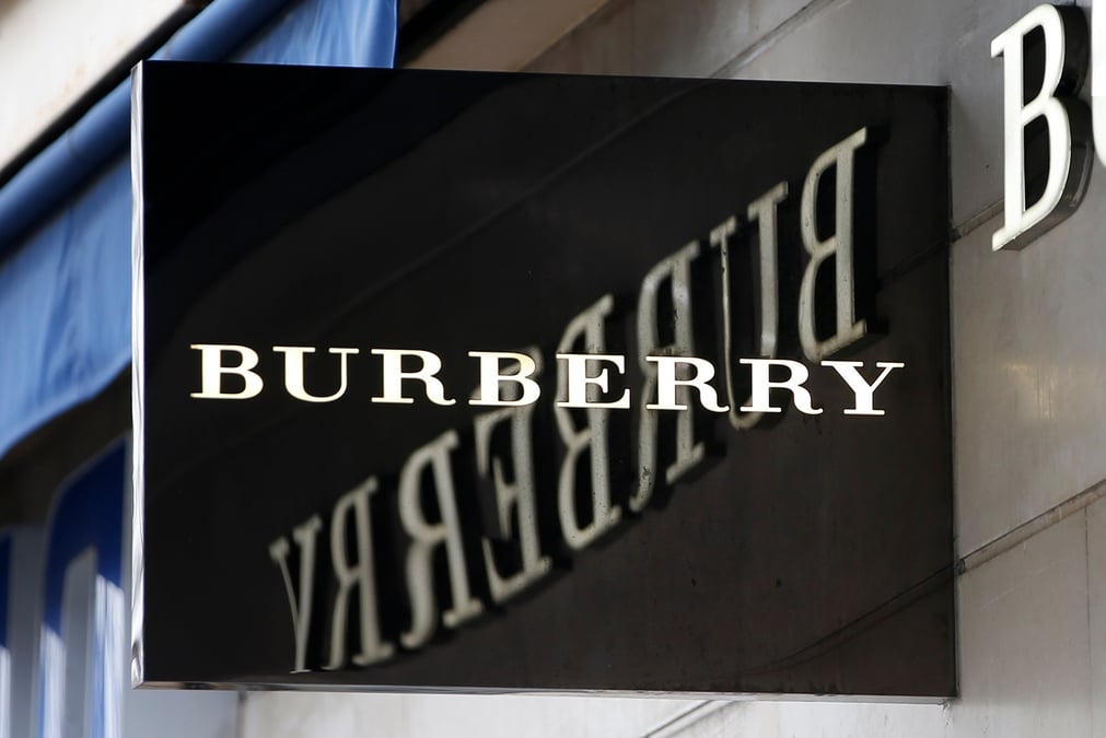 L'emblématique marque de luxe britannique, Burberry, connaît une période financière très difficile.