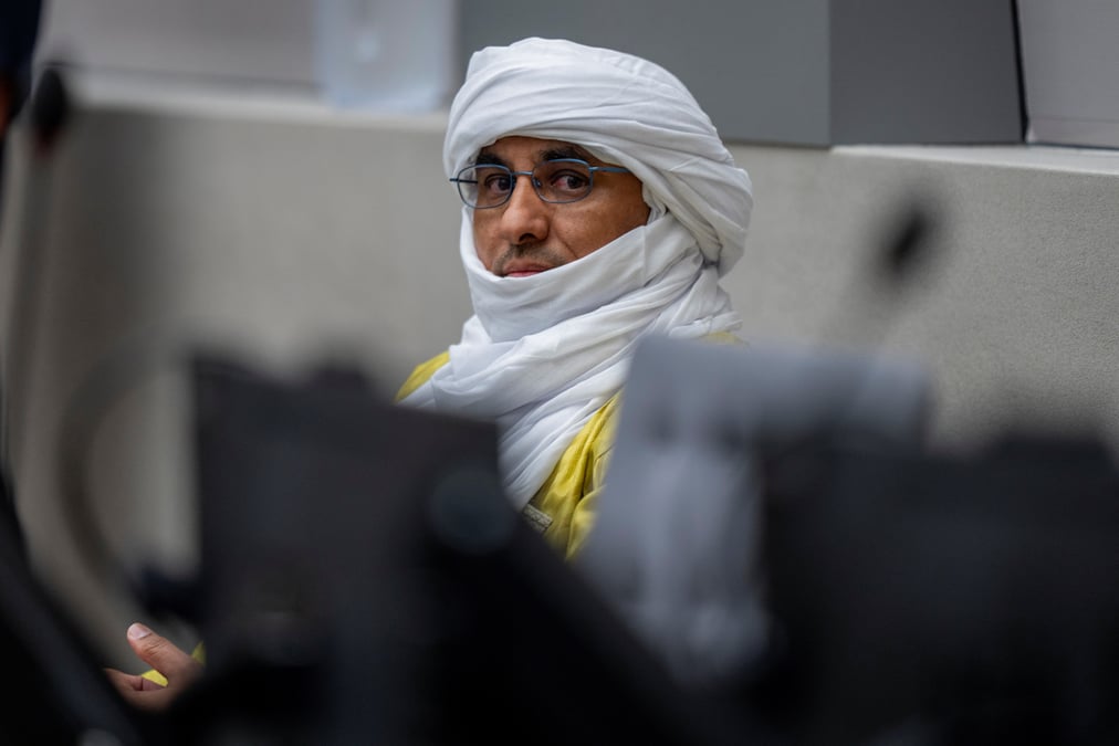 Al hassan ag abdoul aziz ag mohamed ag mahmoud attend dans la salle d'audience de la cour penale internationale