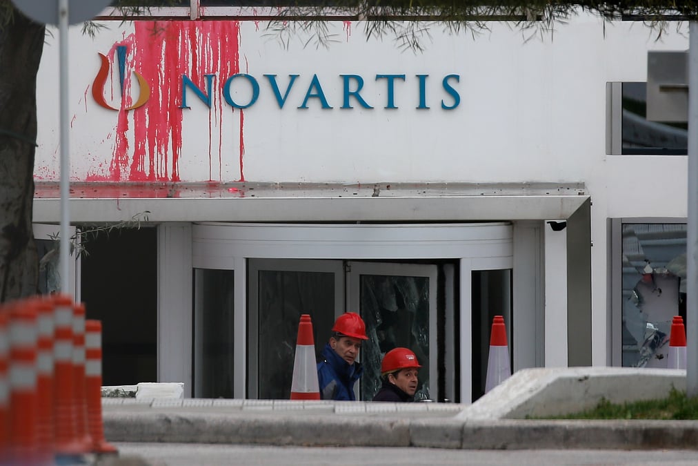 Le siege de novartis a athenes attaque par des anarchistes