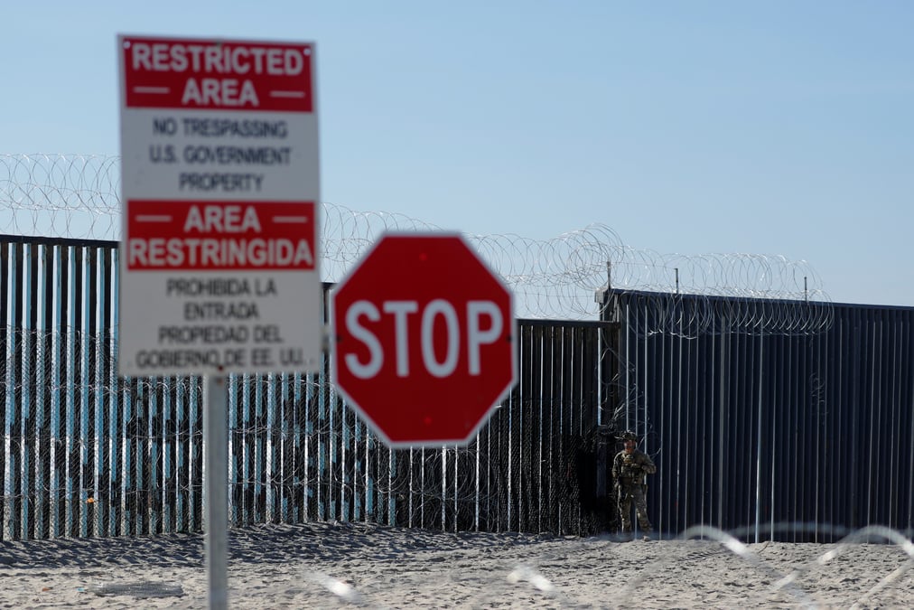 Des soldats us envoyes en renfort a la frontiere avec le mexique