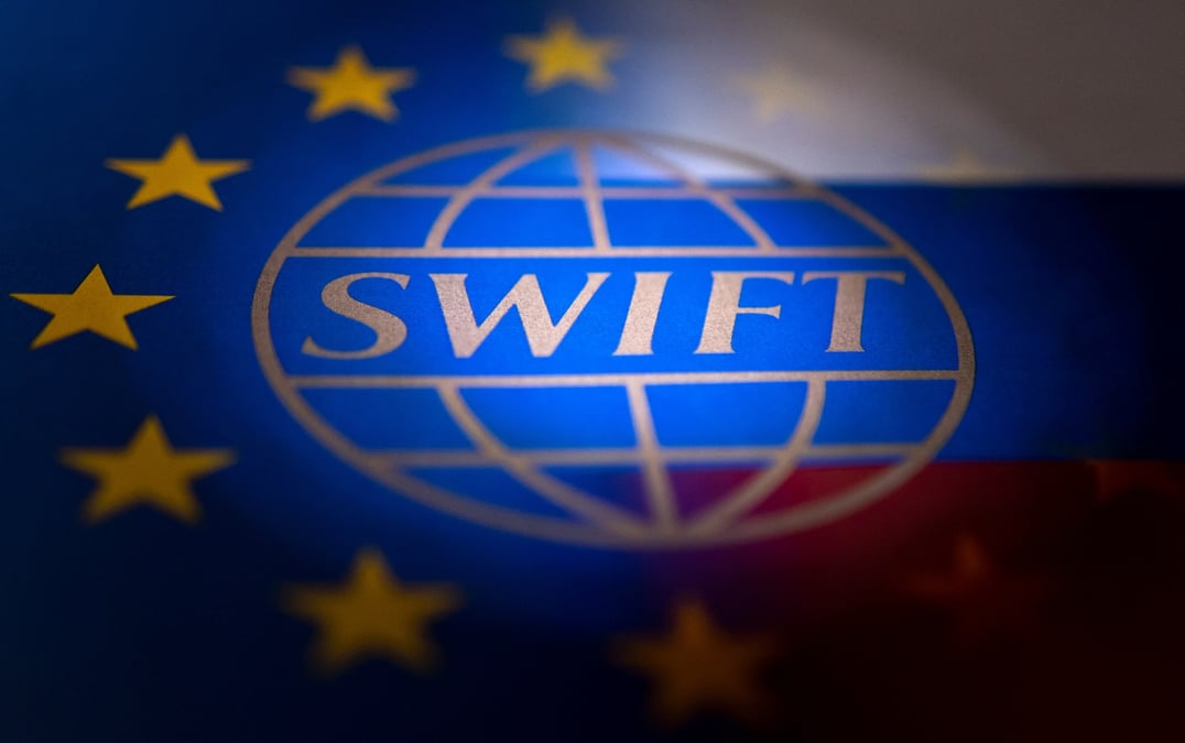 Swift dit se preparer a se conformer aux restrictions imposees aux banques russes