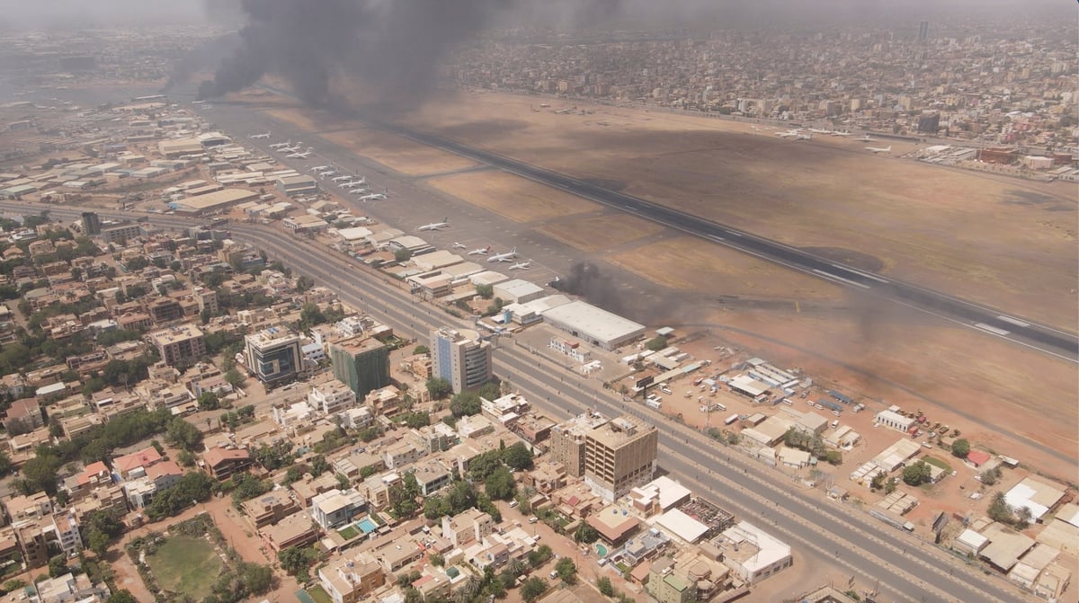 De la fumee s'eleve au-dessus de la ville de khartoum, au soudan