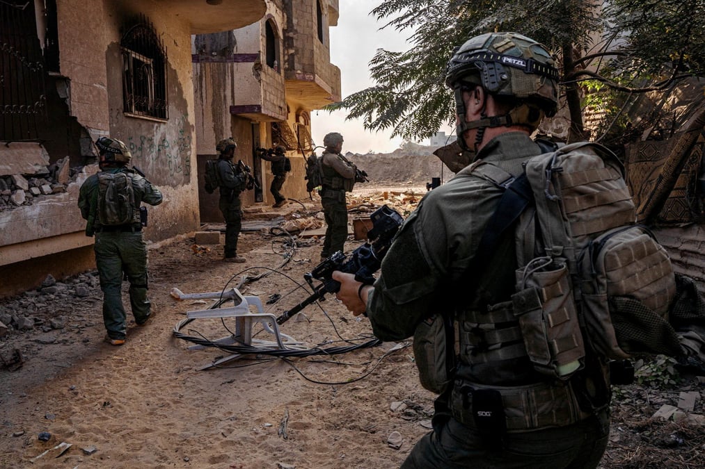 Des soldats israeliens operent dans la bande de gaza