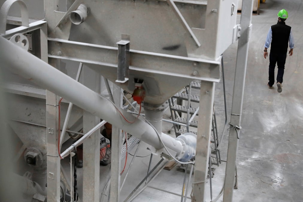 Un ouvrier travaille dans une usine a new york